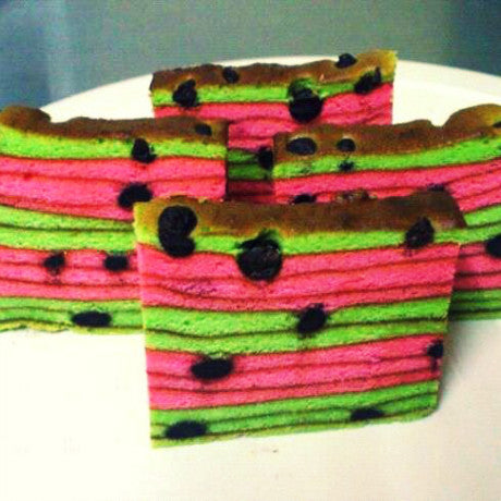 Kek Lapis Strawberry Chocolate Chip by Q Cake